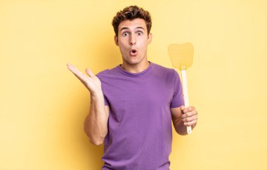 Şaşırmış ve şoke olmuş bir halde, çenesi düşmüş ve eli açık bir objeyi tutuyordu. Öldürme konsepti