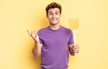 Mutlu, şaşkın ve neşeli hissetmek, olumlu bir tavırla gülümsemek, bir çözüm ya da fikri gerçekleştirmek. Öldürme konsepti