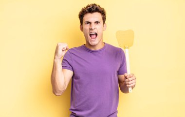 Kızgın bir ifadeyle saldırganca bağırmak ya da başarıyı kutlayan yumruklarla. Öldürme konsepti