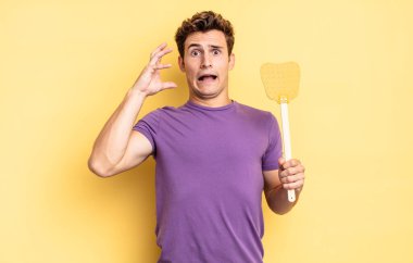 Eller havada bağırmak, öfkeli, sinirli, stresli ve üzgün hissetmek. Öldürme konsepti