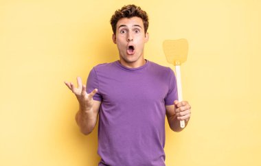 Son derece şok olmuş ve şaşırmış, endişeli ve paniklemiş hissediyorum, stresli ve dehşete düşmüş bir bakışla. Öldürme konsepti