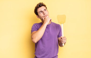 Düşünüyorum, kuşkulanıyorum ve kafam karışık, farklı seçeneklerim var, hangi kararı vereceğimi merak ediyorum. Öldürme konsepti