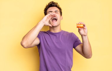 Mutlu, heyecanlı ve pozitifim. Ellerim ağzımın yanındayken bağırıp çağırıyorum. pil kavramı