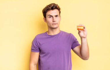 Üzgün, üzgün ya da kızgın hissediyorum ve olumsuz bir tavır takınıp, anlaşmazlık içinde somurtuyorum. pil kavramı