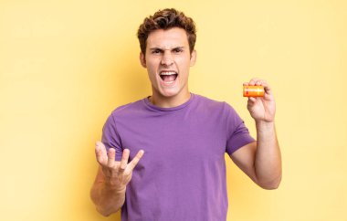 Kızgın, sinirli ve hayal kırıklığına uğramış görünüyorsun. Ne ya da neyin var diye bağırıyorsun. pil kavramı 