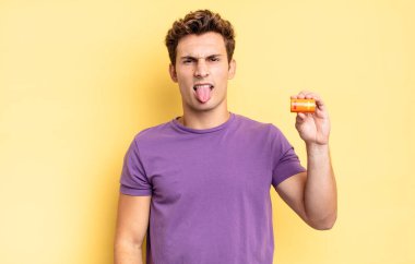 Tiksindim ve rahatsız oldum, dilimi dışarı çıkardım, iğrenç ve iğrenç bir şeyden hoşlanmadım. pil kavramı