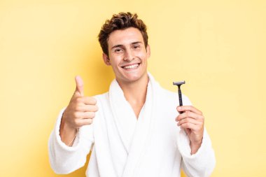 Gururlu, tasasız, kendine güvenen ve mutlu, olumlu gülümseyen. traş konsepti