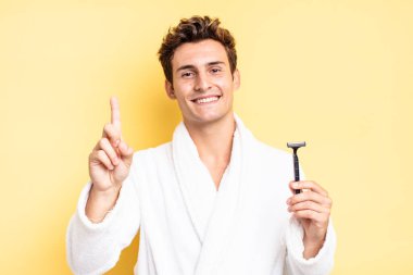 Gülümsüyor ve dost canlısı görünüyor, bir numara ya da ilk eli önde, geriye doğru sayıyor. traş konsepti