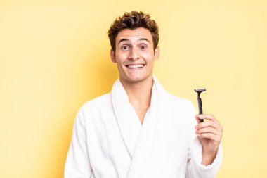 Mutlu ve hoş bir şekilde şaşırmış görünüyor, büyülenmiş ve şok olmuş bir ifadeyle heyecanlanıyor. traş konsepti