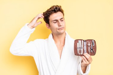 Mutlu bir şekilde gülümsüyor ve hayal kuruyor ya da şüphe ediyor, yana bakıyor. çivi araçları çanta konsepti