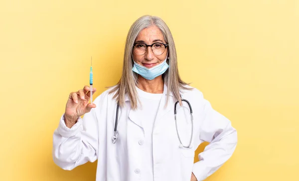 Sorrindo Alegremente Com Mão Quadril Confiante Positivo Orgulhoso Amigável Atitude — Fotografia de Stock