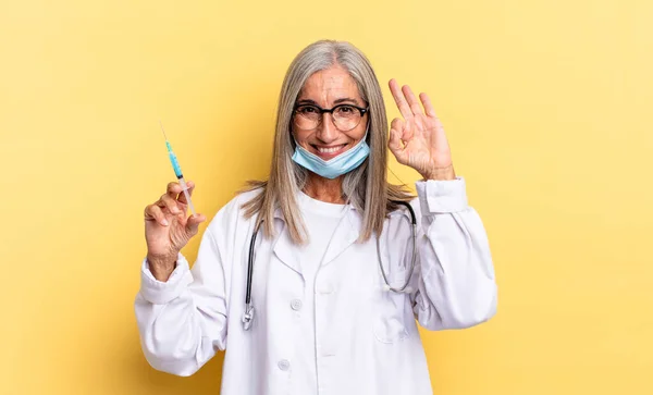 Sentindo Feliz Relaxado Satisfeito Mostrando Aprovação Com Gesto Sorrindo Conceito — Fotografia de Stock