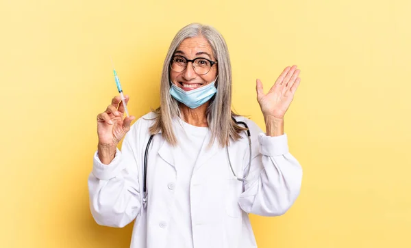 Sorrindo Feliz Alegremente Acenando Mão Acolhendo Cumprimentando Você Dizendo Adeus — Fotografia de Stock