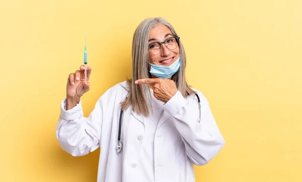 Sorrindo Alegremente Sentindo Feliz Apontando Para Lado Para Cima Mostrando — Fotografia de Stock