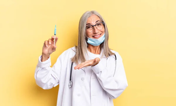 Sorrindo Alegremente Sentindo Feliz Mostrando Conceito Espaço Cópia Com Palma — Fotografia de Stock