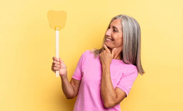 Sorrindo Com Uma Expressão Feliz Confiante Com Mão Queixo Perguntando — Fotografia de Stock