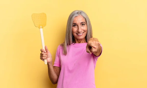 Apontando Para Câmera Com Sorriso Satisfeito Confiante Amigável Escolhendo Você — Fotografia de Stock