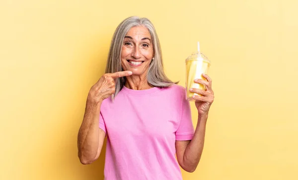 Sorrindo Alegremente Sentindo Feliz Apontando Para Lado Para Cima Mostrando — Fotografia de Stock