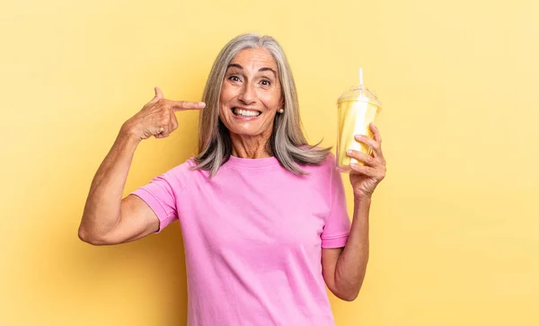 Sorrindo Confiantemente Apontando Para Próprio Sorriso Largo Positivo Relaxado Atitude — Fotografia de Stock