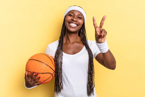 Sorridendo Guardando Felice Spensierato Positivo Gesticolando Vittoria Pace Con Una — Foto Stock