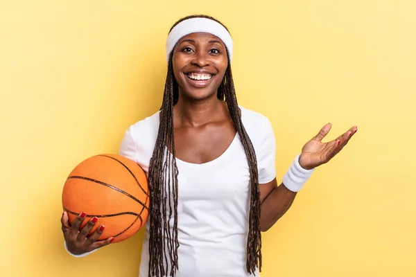 Sentirse Feliz Sorprendido Alegre Sonriendo Con Actitud Positiva Realizando Una —  Fotos de Stock