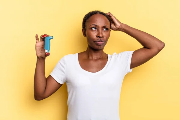 Glücklich Lächelnd Und Tagträumend Oder Zweifelnd Zur Seite Blickend Asthma — Stockfoto