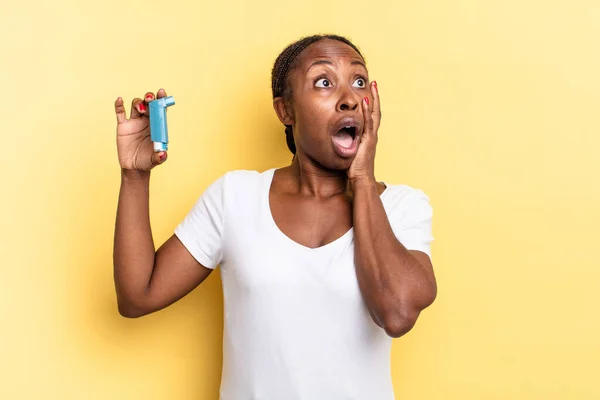 Sintiéndose Feliz Emocionado Sorprendido Mirando Lado Con Ambas Manos Cara —  Fotos de Stock