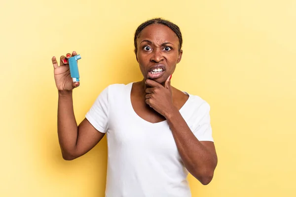 Mit Weit Geöffnetem Mund Und Augen Und Der Hand Kinn — Stockfoto