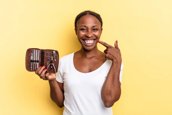 Zuversichtlich Lächelnd Zeigt Auf Sein Breites Lächeln Seine Positive Entspannte — Stockfoto