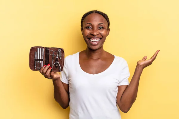 Sich Glücklich Überrascht Und Fröhlich Fühlen Mit Positiver Einstellung Lächeln — Stockfoto