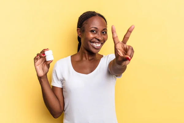 Sorrindo Parecendo Feliz Despreocupado Positivo Gesticulando Vitória Paz Com Uma — Fotografia de Stock