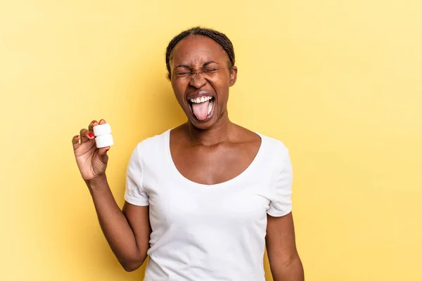 Mit Fröhlicher Unbeschwerter Rebellischer Attitüde Witzen Und Herausgestreckter Zunge Spaß — Stockfoto