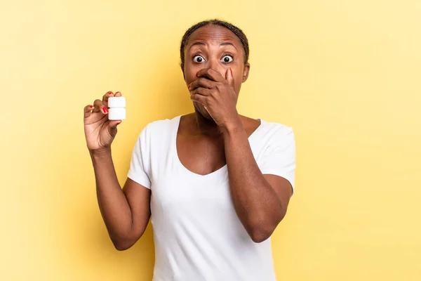 Mund Mit Den Händen Mit Einem Schockierten Überraschten Gesichtsausdruck Bedecken — Stockfoto