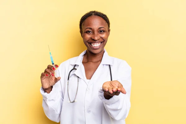 Sorridendo Felicemente Con Uno Sguardo Amichevole Fiducioso Positivo Offrendo Mostrando — Foto Stock