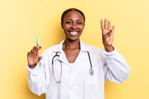 Sorridendo Guardando Amichevole Mostrando Numero Quattro Quarto Con Mano Avanti — Foto Stock