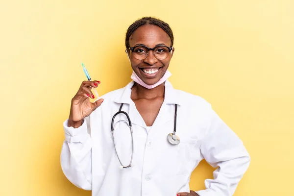 Sorridendo Felicemente Con Una Mano Sull Anca Atteggiamento Fiducioso Positivo — Foto Stock