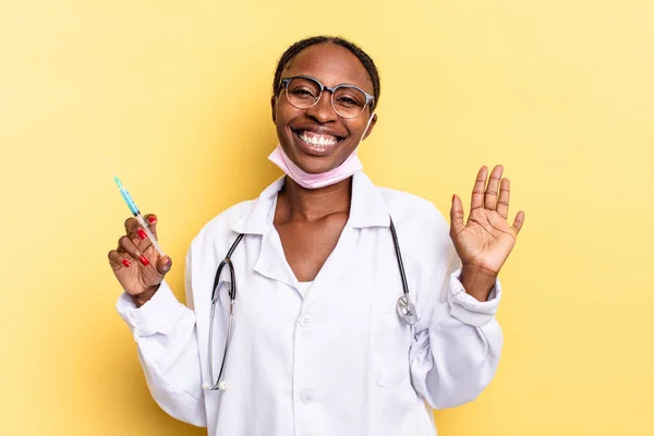 Sorridendo Felicemente Allegramente Agitando Mano Accogliendoti Salutandoti Salutandoti Concetto Medico — Foto Stock