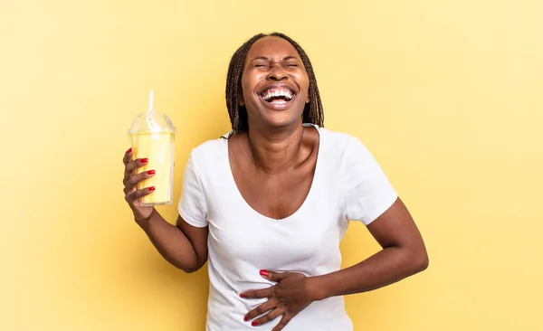 Riendo Voz Alta Alguna Broma Hilarante Sintiéndose Feliz Alegre Divirtiéndose —  Fotos de Stock