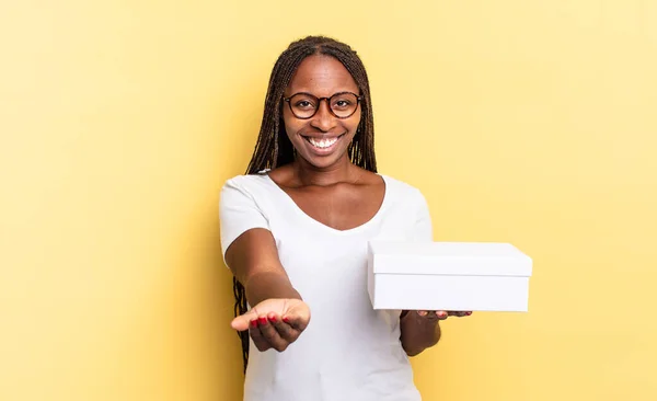 Vrolijk Glimlachen Met Vriendelijke Zelfverzekerde Positieve Blik Een Object Concept — Stockfoto