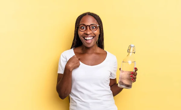 Sintiéndose Feliz Sorprendido Orgulloso Señalándose Mismo Con Una Mirada Excitada —  Fotos de Stock