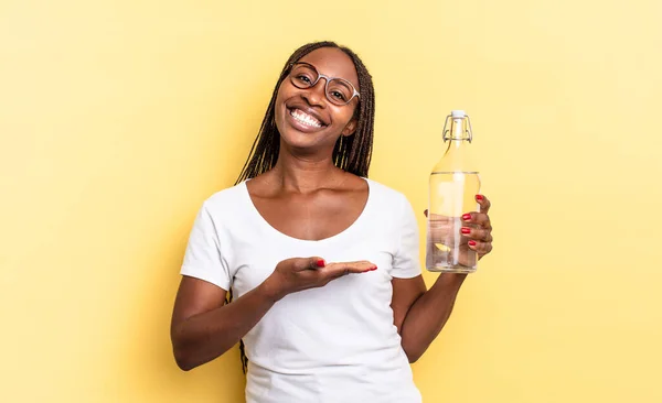 Sonriendo Alegremente Sintiéndose Feliz Mostrando Concepto Espacio Copia Con Palma —  Fotos de Stock