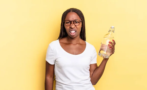 Disgustada Irritada Sacando Lengua Detestando Algo Desagradable Asqueroso Concepto Botella —  Fotos de Stock