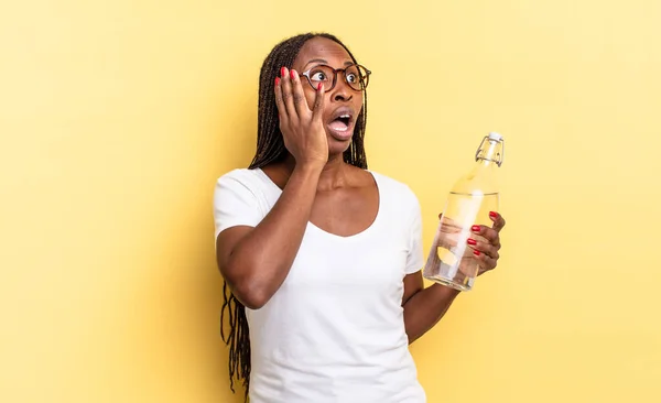 Sintiéndose Feliz Emocionado Sorprendido Mirando Lado Con Ambas Manos Cara —  Fotos de Stock