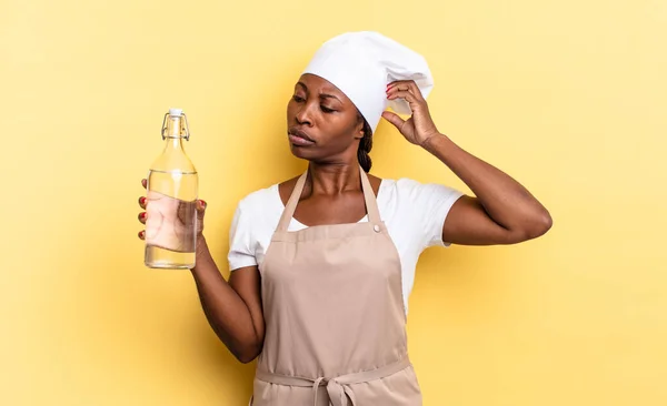 Preto Afro Chef Mulher Sorrindo Feliz Sonhando Acordado Duvidar Olhando — Fotografia de Stock