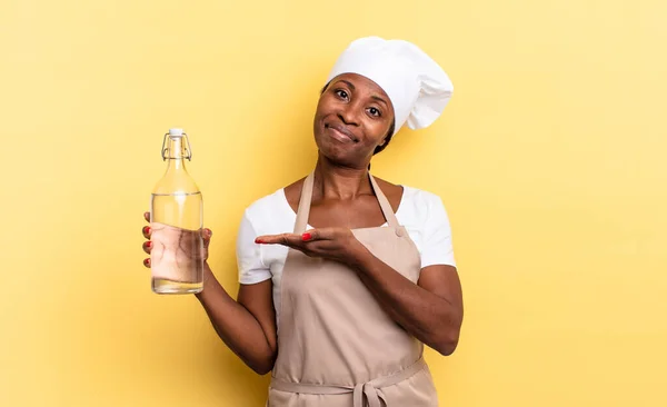 Negro Afro Chef Mujer Sonriendo Alegremente Sintiéndose Feliz Mostrando Concepto —  Fotos de Stock