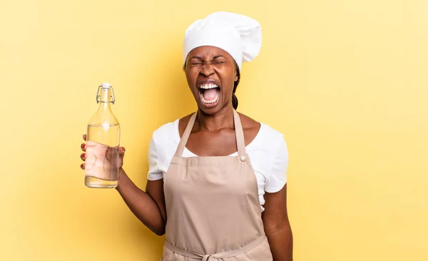 Negro Afro Chef Mujer Gritando Agresivamente Mirando Muy Enojado Frustrado —  Fotos de Stock