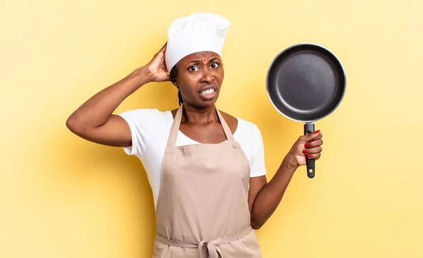 Czarny Afro Szef Kuchni Kobieta Uczucie Zestresowany Zmartwiony Zaniepokojony Lub — Zdjęcie stockowe