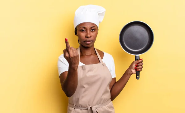 Czarny Afro Szef Kuchni Kobieta Uczucie Zły Zdenerwowany Buntowniczy Agresywny — Zdjęcie stockowe