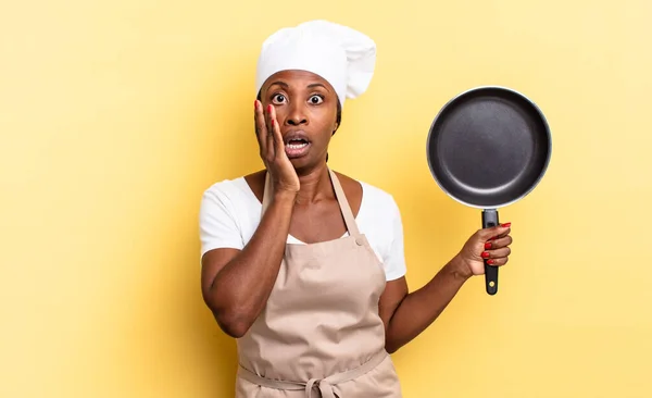 Czarny Afro Szef Kuchni Kobieta Uczucie Wstrząśnięty Przestraszony Patrząc Przerażony — Zdjęcie stockowe