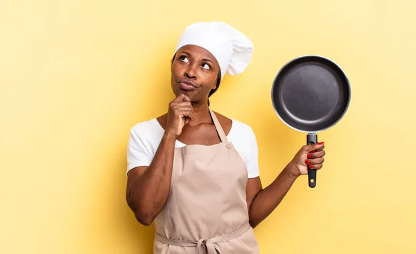 黒人アフロ料理人の女性は疑問や混乱を感じながら — ストック写真